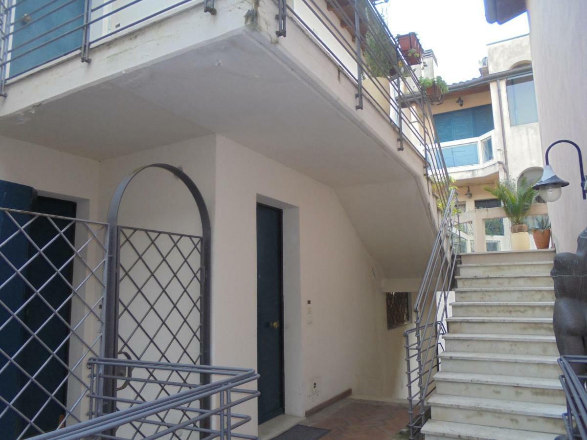 Bilocale Centro Storico Apartment เปซาโร ภายนอก รูปภาพ